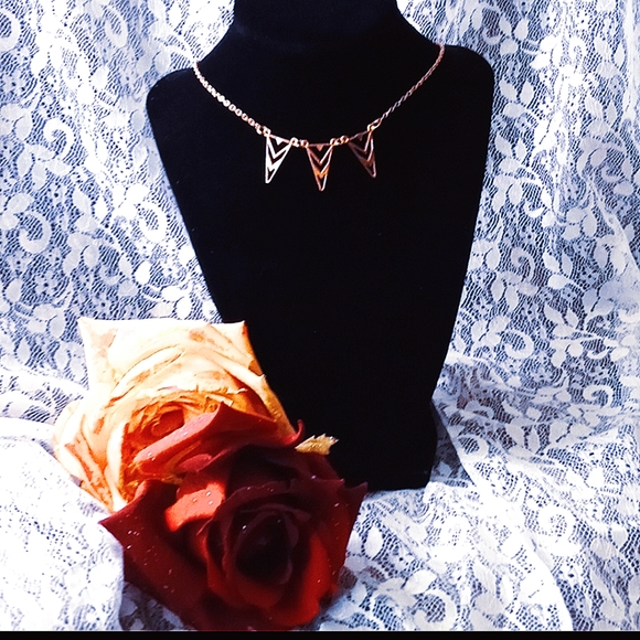Vintage Jewelry - Beautiful gold tone vintage necklace